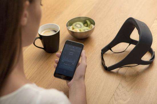 失眠怎样治疗：戴上Dreem 深度睡眠时间提升32%