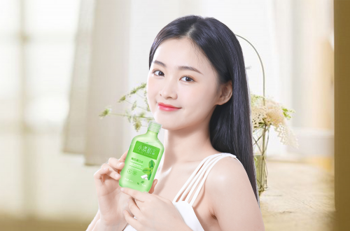 零食后不漱口=养着“千菌万马”，小清新女神餐后漱口水随时随地给口腔洗洗澡！