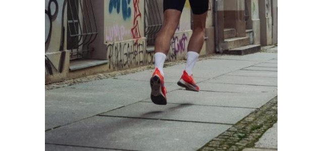 体育产业蓬勃发展辛格钱冰：运动鞋服赛道潜力巨大。